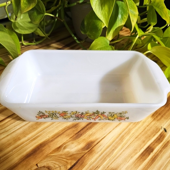 Vintage Fire King "vegetable harvest" design casserole dish - Picture 3 of 8